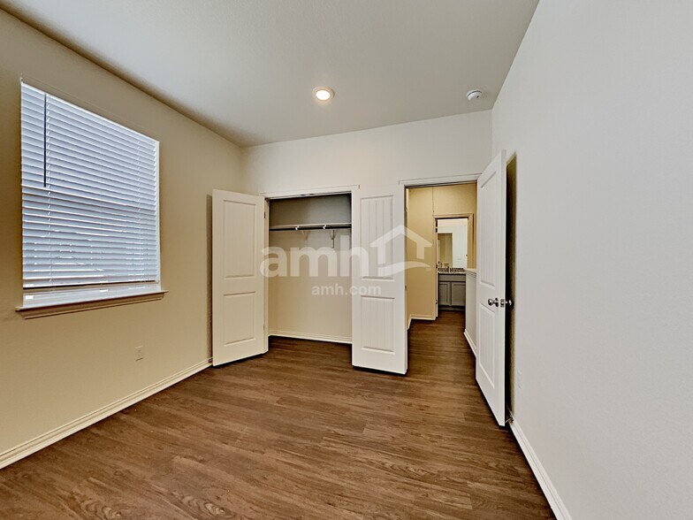 Building Photo - 2729 Meadowood Heights