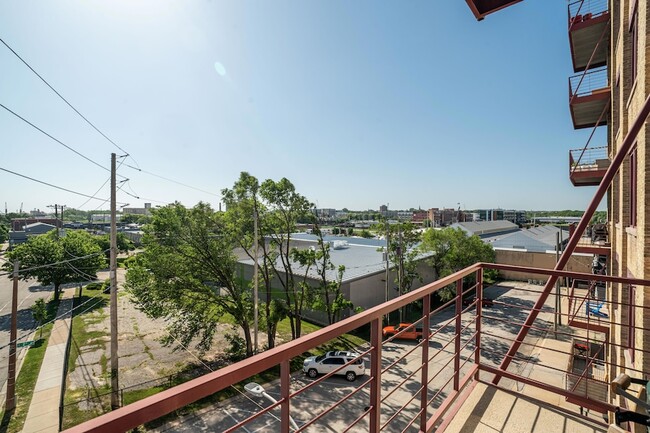 Building Photo - 215 W Maple St