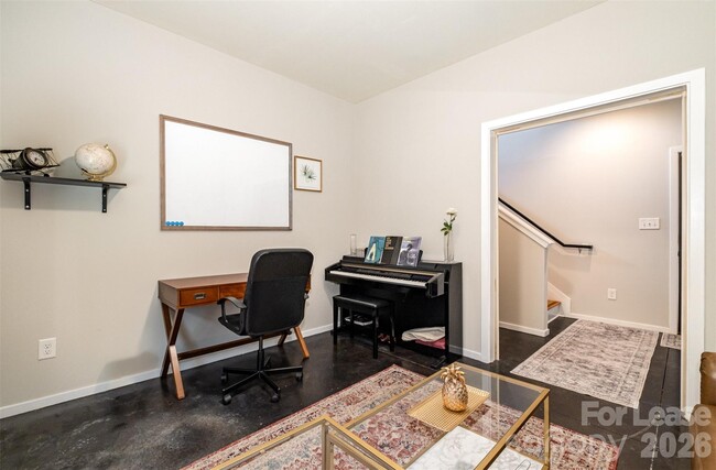 Building Photo - 925 Westbrook Dr