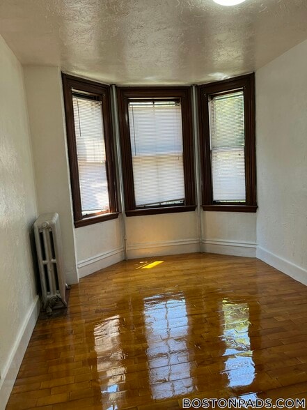 Building Photo - 8 Adella Pl