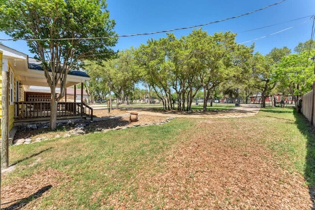 Building Photo - 2388 Lakeshore Dr