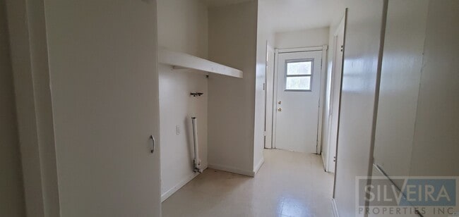 Building Photo - Three Bedroom Home In Santa Maria!