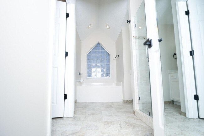 Building Photo - 816 W Ridgewood Cove