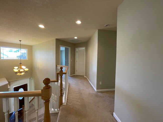 Building Photo - 5 Bed 2.5 Bath + a Den in Tigard/Bull Mountain - Solar Panels, Central A/C and More!