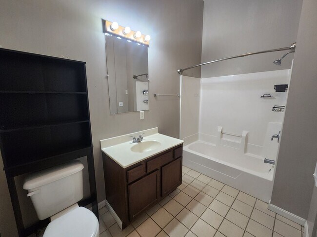 Building Photo - 101 S Main St