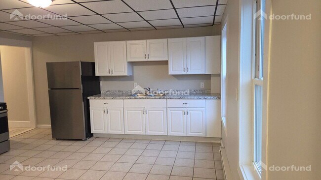 Building Photo - 147 Oak St