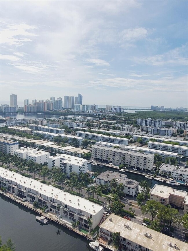 Building Photo - 2000 Island Blvd