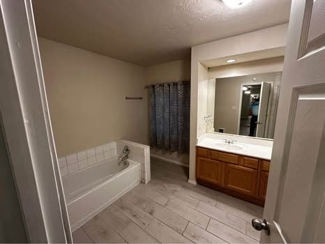 Building Photo - 111 E 7th St