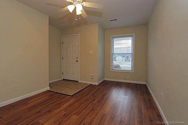 Building Photo - 2 Bedroom Triplex in Cape
