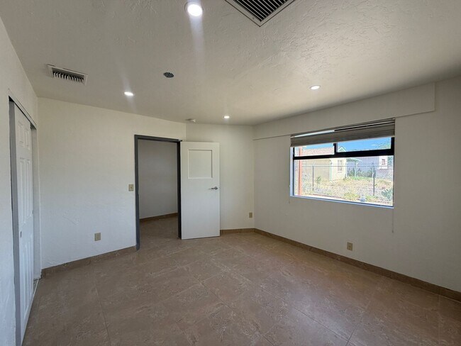 Building Photo - 1741 N 6th Ave