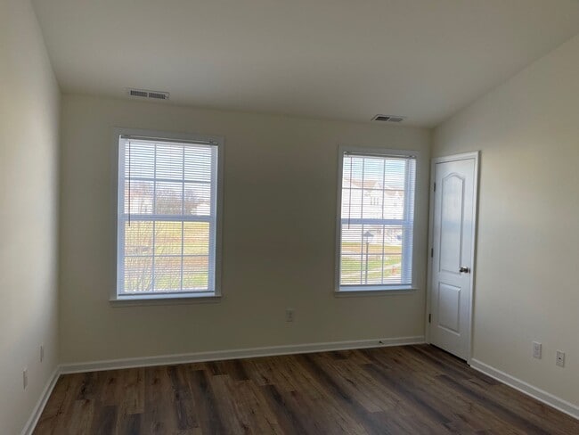 Building Photo - Spacious Duplex close to schools and shopping. Move in mid-June