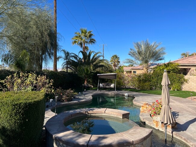 Building Photo - 115 Romanza Ln
