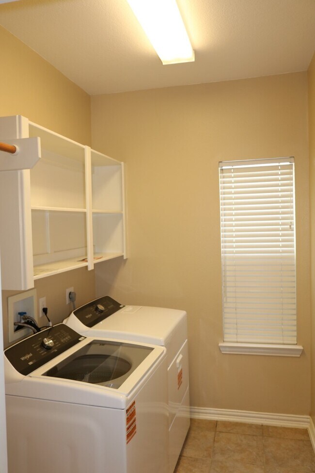 Building Photo - 6011 Hawkes Bay Ct