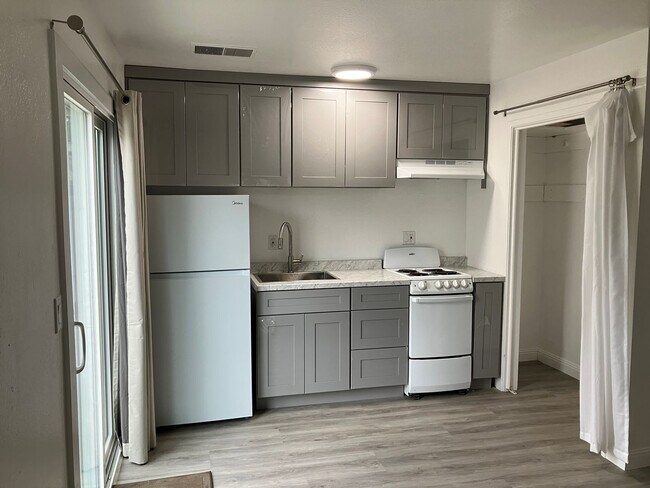 Building Photo - 412 College Ave