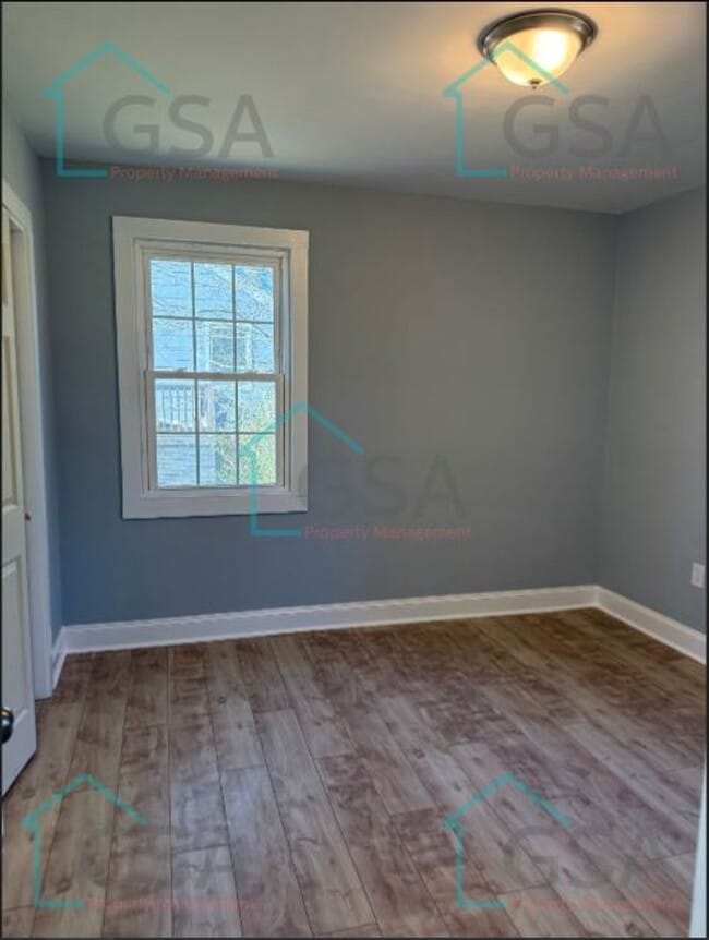 Building Photo - 3 Bedroom 2 Bathroom