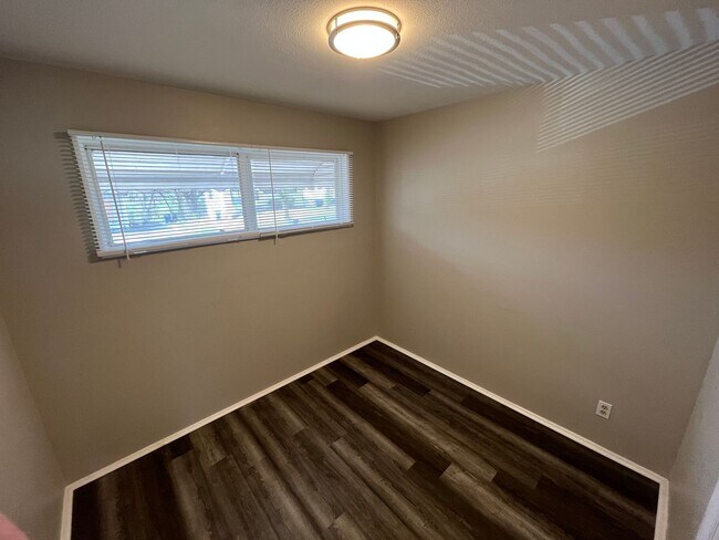 Building Photo - Recently Renovated Three Bedroom Move In R...