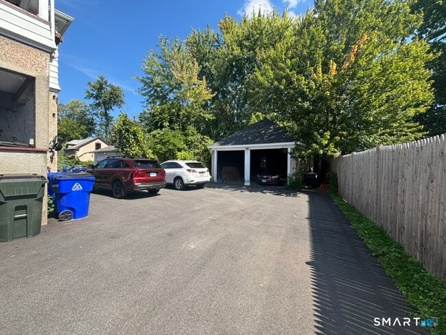 Building Photo - 62 Quaker Ln S