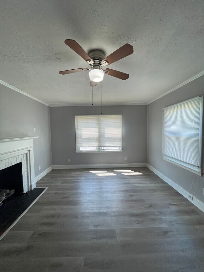 Building Photo - 2 bedroom One bath with new appliances