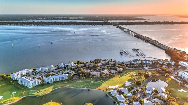 Building Photo - 233 NE Edgewater Dr