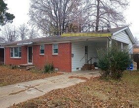 Building Photo - Cozy 2BR Home with Fenced Yard