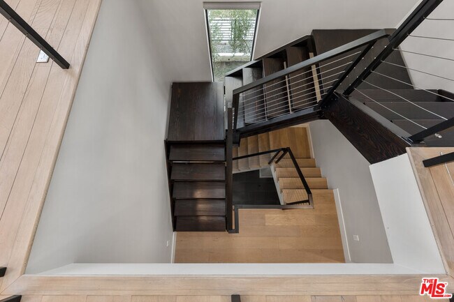 Building Photo - 807 N Detroit St