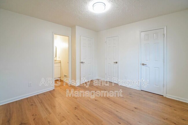 Building Photo - 7042 Oakhill Cir