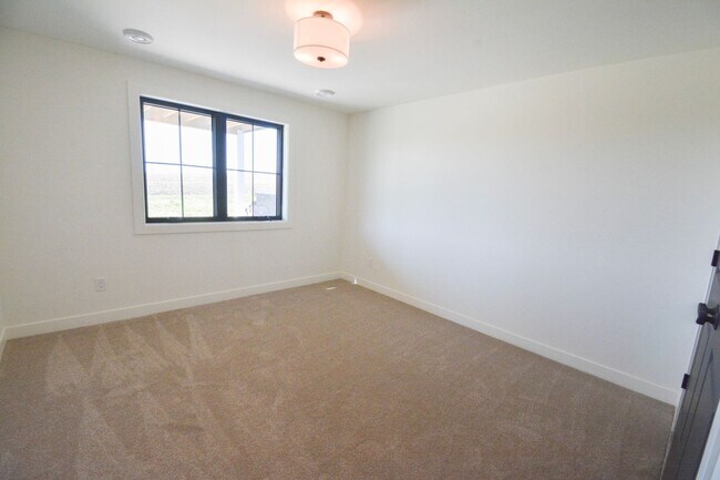 Building Photo - Luxury Country Side Living: 4 bed 3 bed St...