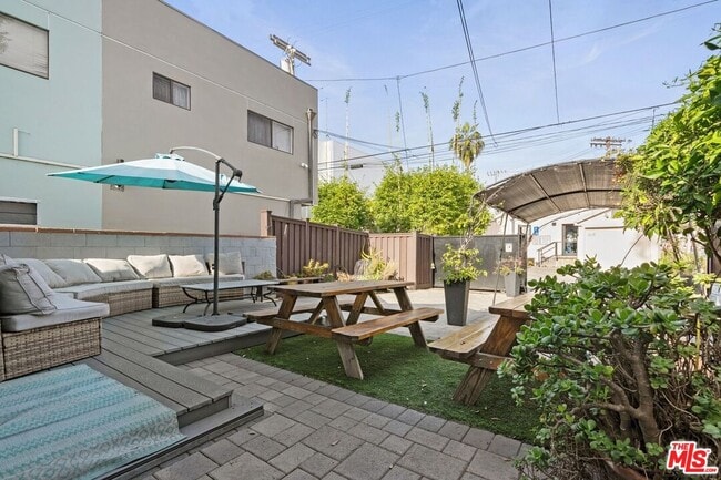 Building Photo - 1537 Cabrillo Ave