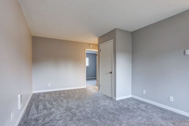 Building Photo - NOW RENTING! Lower 1-bedroom 1 bath! GET I...