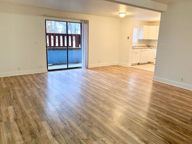 Building Photo - Beautiful Two Bedroom Apt; Salt Lake City, 1,000 sq ft; New Flooring