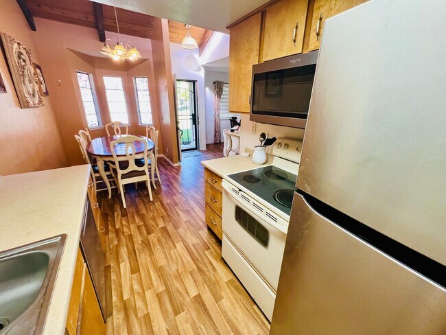 Building Photo - Inviting Gated Community Townhome—Jess Ranch 55+