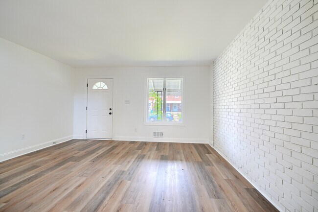 Building Photo - 2204 Redthorn Rd