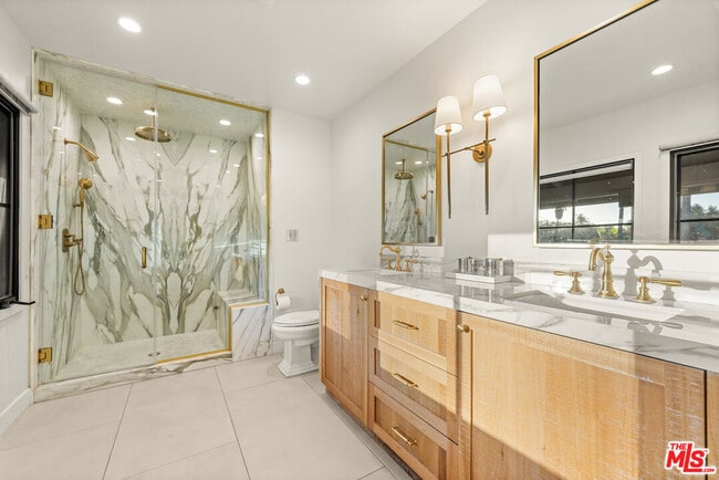 Building Photo - 520 N Bedford Dr