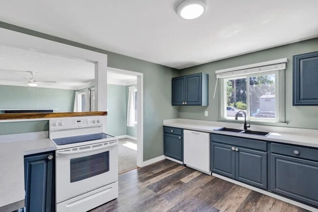 Building Photo - Kensington Avenue