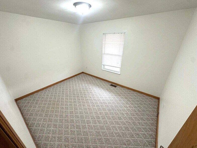 Building Photo - 3028 Meadowview Dr