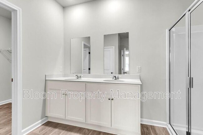 Building Photo - 205 Maple Hl Dr