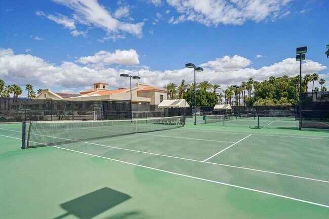 Building Photo - 289 Vista Royale Cir W