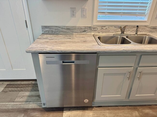 Building Photo - 843 E Colonial Cir