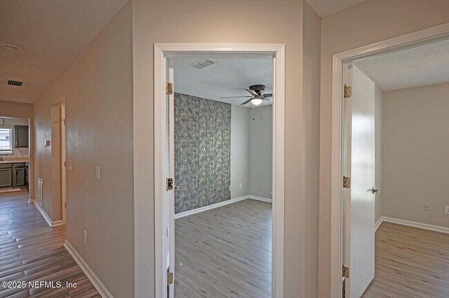 Building Photo - 7728 Pikes Peak Dr