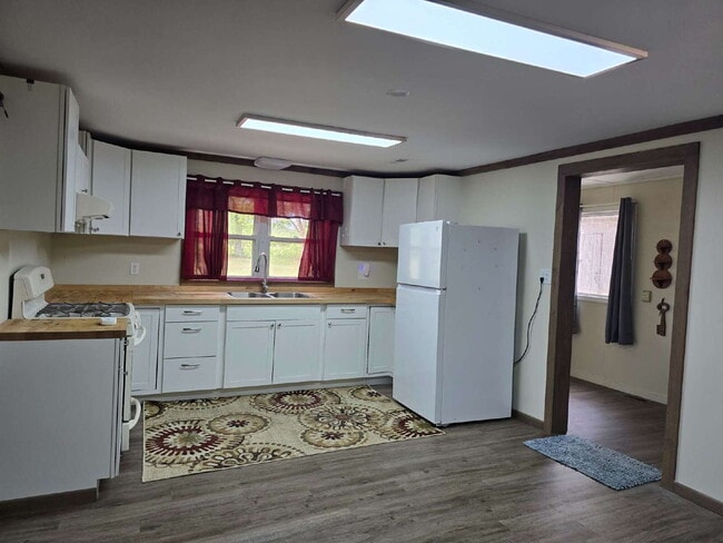 Building Photo - 844 Old Church Rd