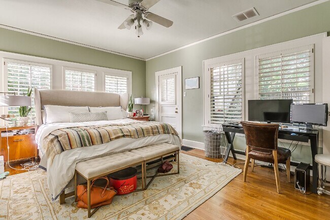 Building Photo - Darling English Tudor style home in the heart of the University District near TCU!