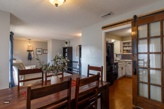 Building Photo - 5604 Greentree Ave