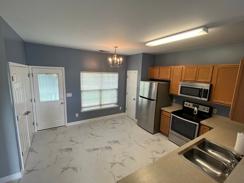 Building Photo - 913 Redford Ln