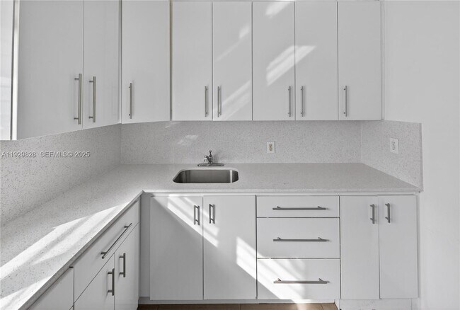 Building Photo - 993 Bay Dr