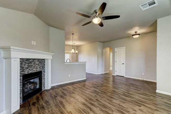 Building Photo - HOME AVAILABLE FOR LEASE