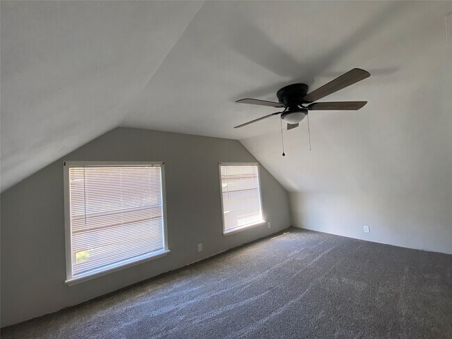 Building Photo - 121 Parker Ln