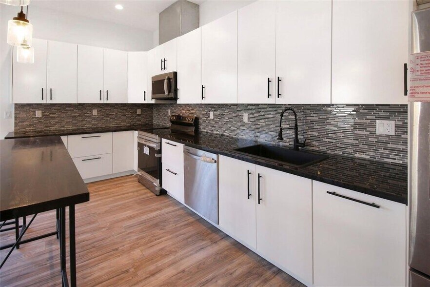 Building Photo - 2004 SW 15th Ave