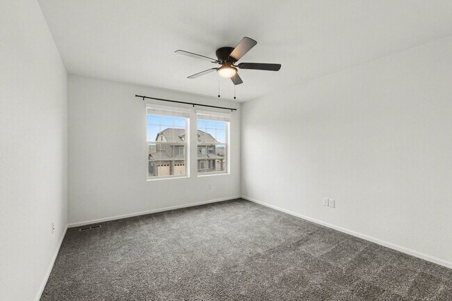 Building Photo - Stunning 4bed/3bath Oakwood Model Home in Erie