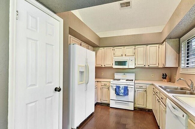 Building Photo - 1038 St John Dr