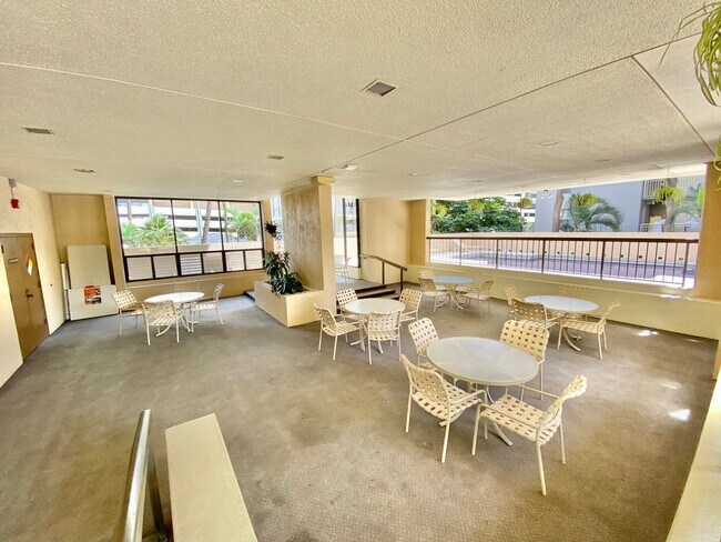 Building Photo - 2215 Aloha Dr